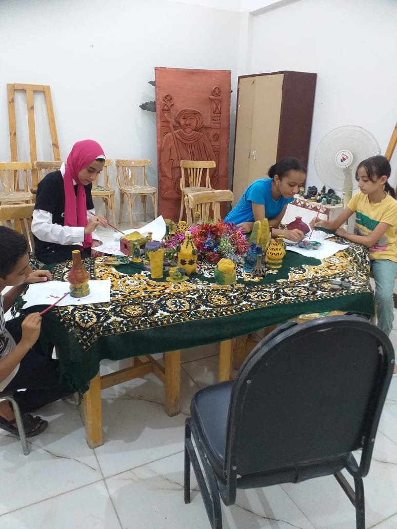بيت ثقافة بولاق بالخارجة ينفذ ورشة تلوين على الفخار