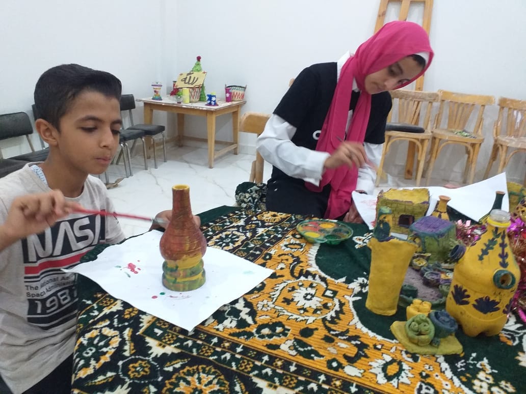 بيت ثقافة بولاق بالخارجة ينفذ ورشة تلوين على الفخار