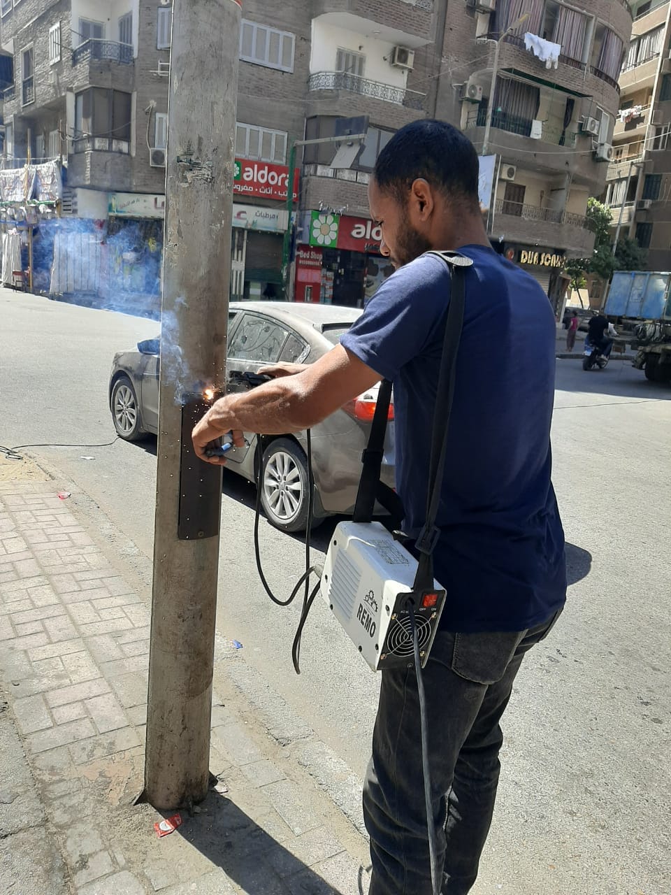 حملة لمراجعة وغلق وتحسين أبواب أعمدة الإنارة في حي شرق اسيوط