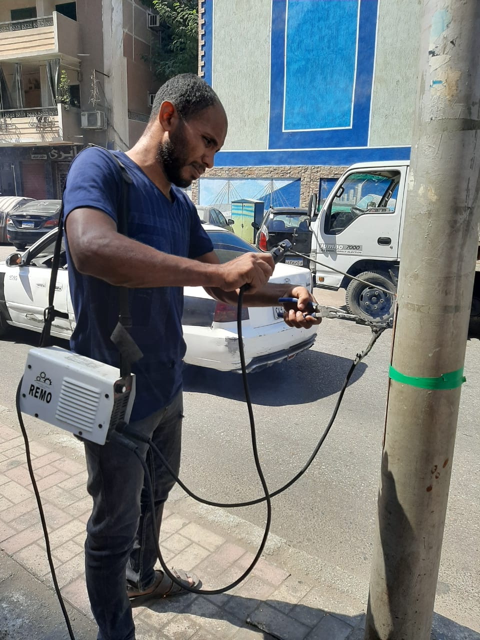 حملة لمراجعة وغلق وتحسين أبواب أعمدة الإنارة في حي شرق اسيوط