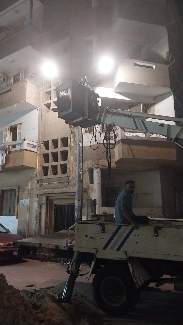 حملة صيانة لكشافات الإنارة في شارع فلسطين وشارع رياض بحي شرق اسيوط