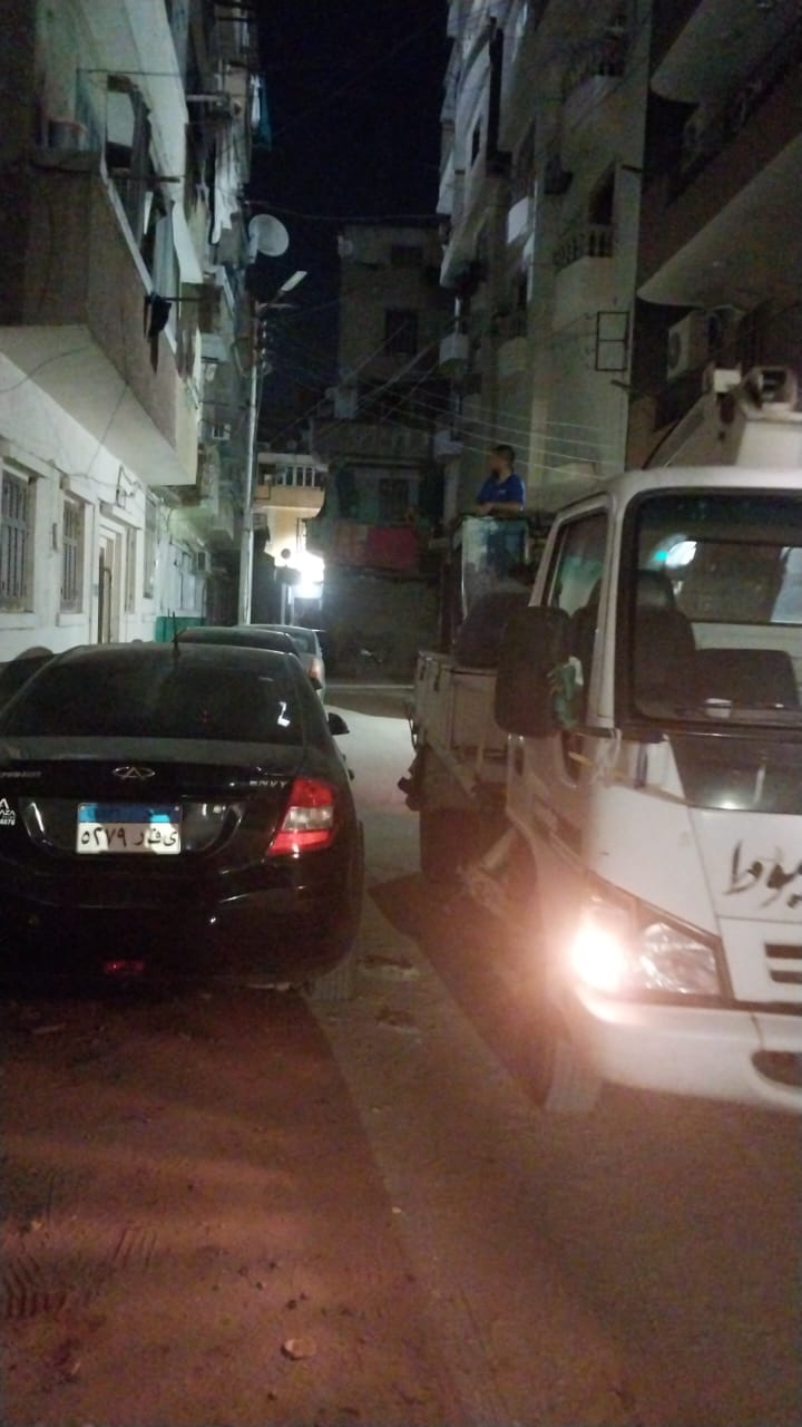 حملة صيانة لكشافات الإنارة في شارع فلسطين وشارع رياض بحي شرق اسيوط