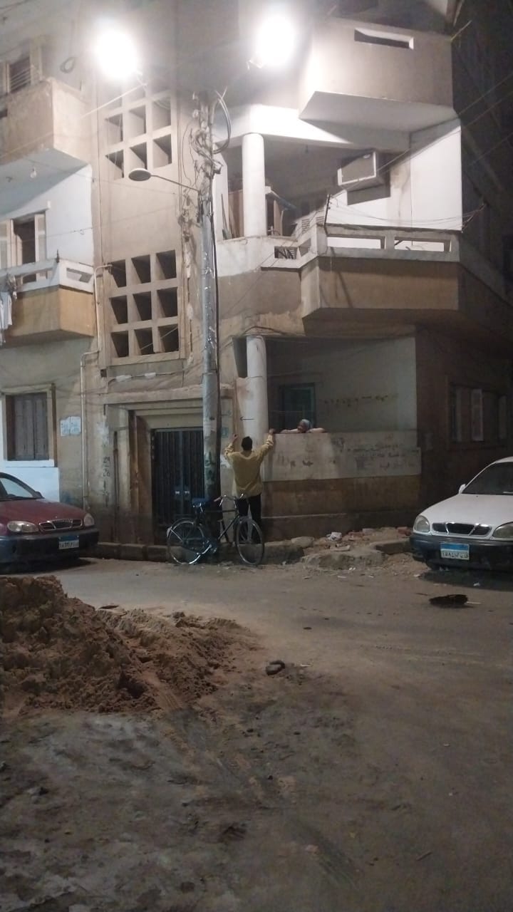 حملة صيانة لكشافات الإنارة في شارع فلسطين وشارع رياض بحي شرق اسيوط