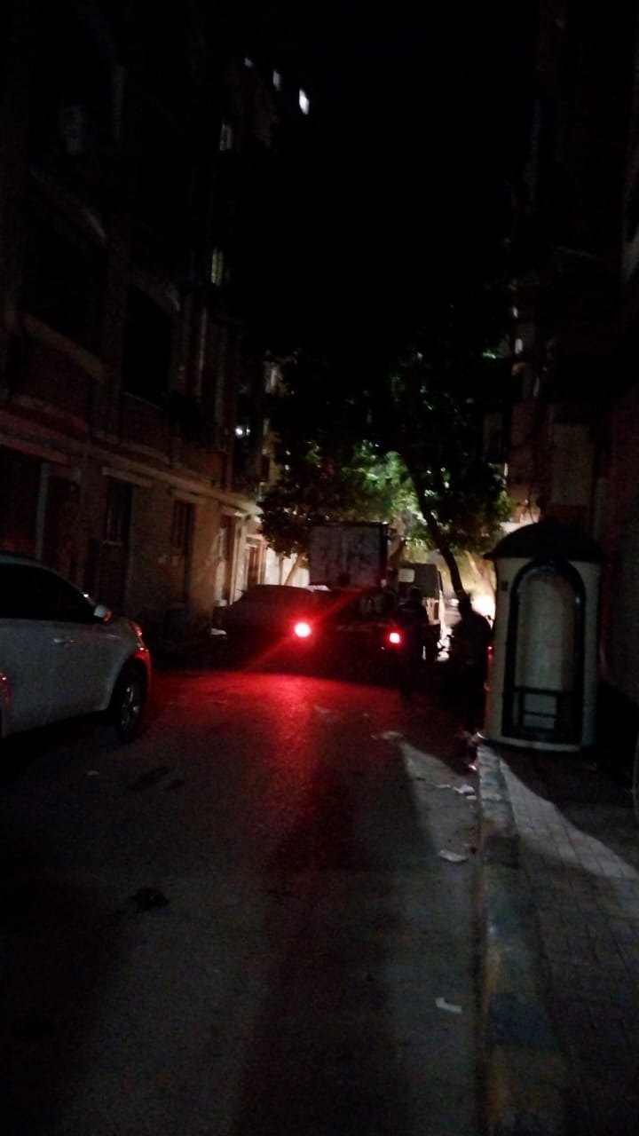 حملة صيانة لكشافات الإنارة في شارع فلسطين وشارع رياض بحي شرق اسيوط