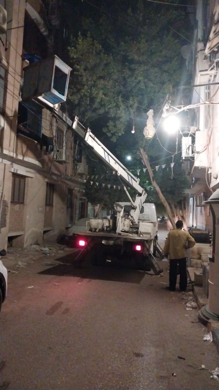 حملة صيانة لكشافات الإنارة في شارع فلسطين وشارع رياض بحي شرق اسيوط