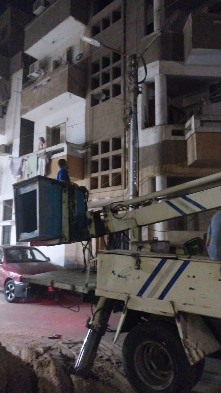 حملة صيانة لكشافات الإنارة في شارع فلسطين وشارع رياض بحي شرق اسيوط