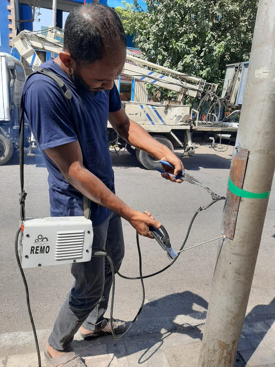 حملة لمراجعة وغلق وتحسين أبواب أعمدة الإنارة في حي شرق اسيوط