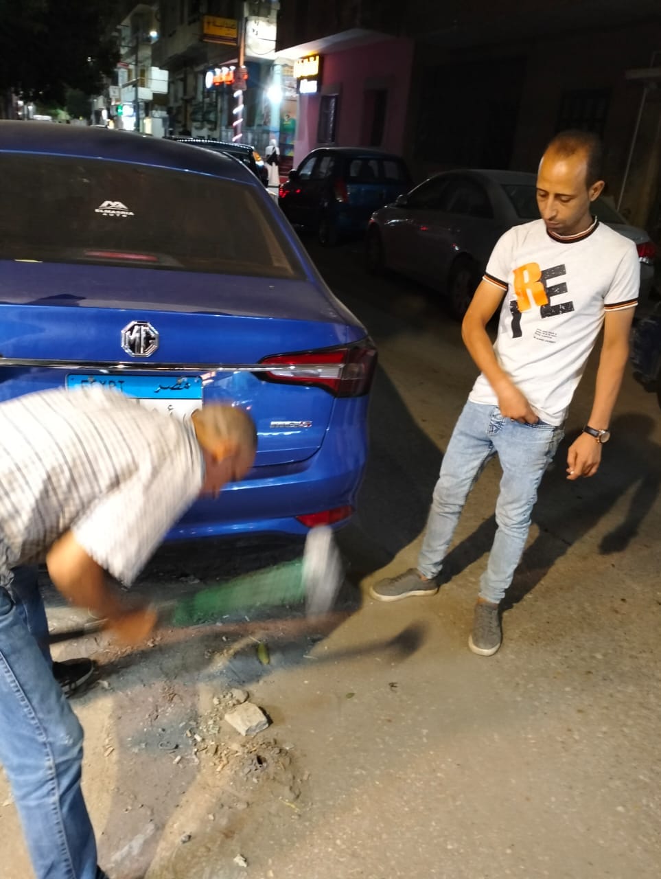 حي شرق اسيوط يحل مشكلة الاشغالات المزعجة للمواطنين في شارع الرشيدي