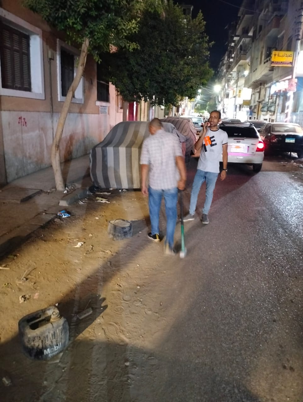 حي شرق اسيوط يحل مشكلة الاشغالات المزعجة للمواطنين في شارع الرشيدي