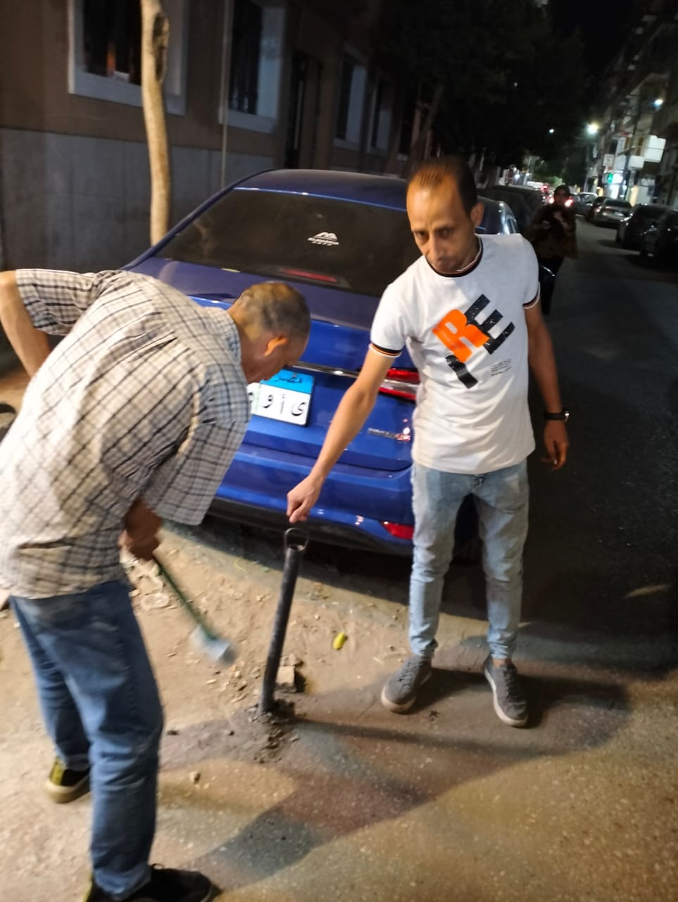 حي شرق اسيوط يحل مشكلة الاشغالات المزعجة للمواطنين في شارع الرشيدي