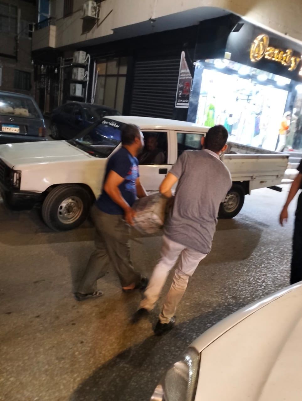 حي شرق اسيوط يحل مشكلة الاشغالات المزعجة للمواطنين في شارع الرشيدي