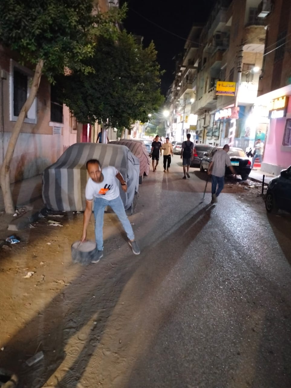 حي شرق اسيوط يحل مشكلة الاشغالات المزعجة للمواطنين في شارع الرشيدي