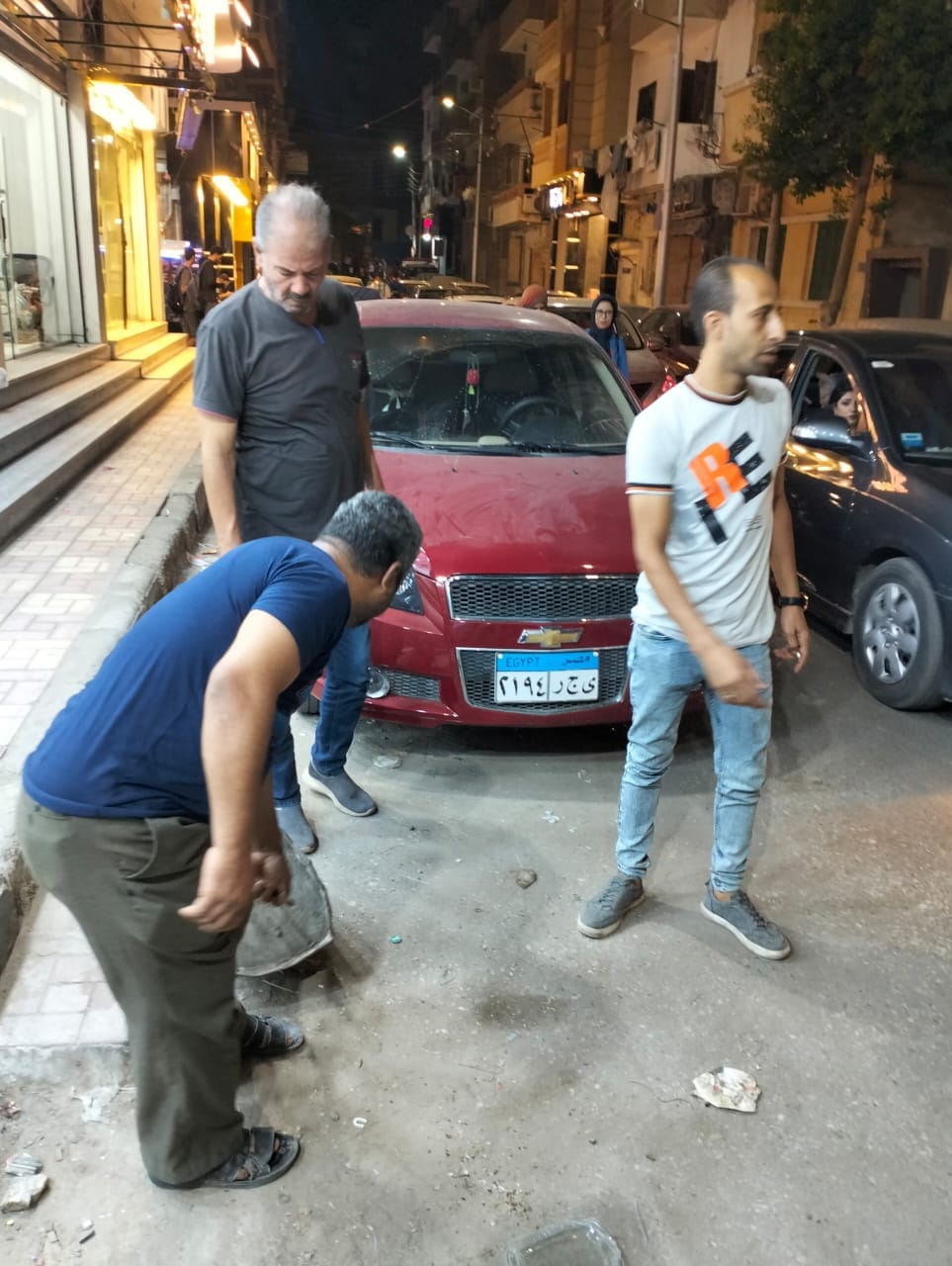 حي شرق اسيوط يحل مشكلة الاشغالات المزعجة للمواطنين في شارع الرشيدي