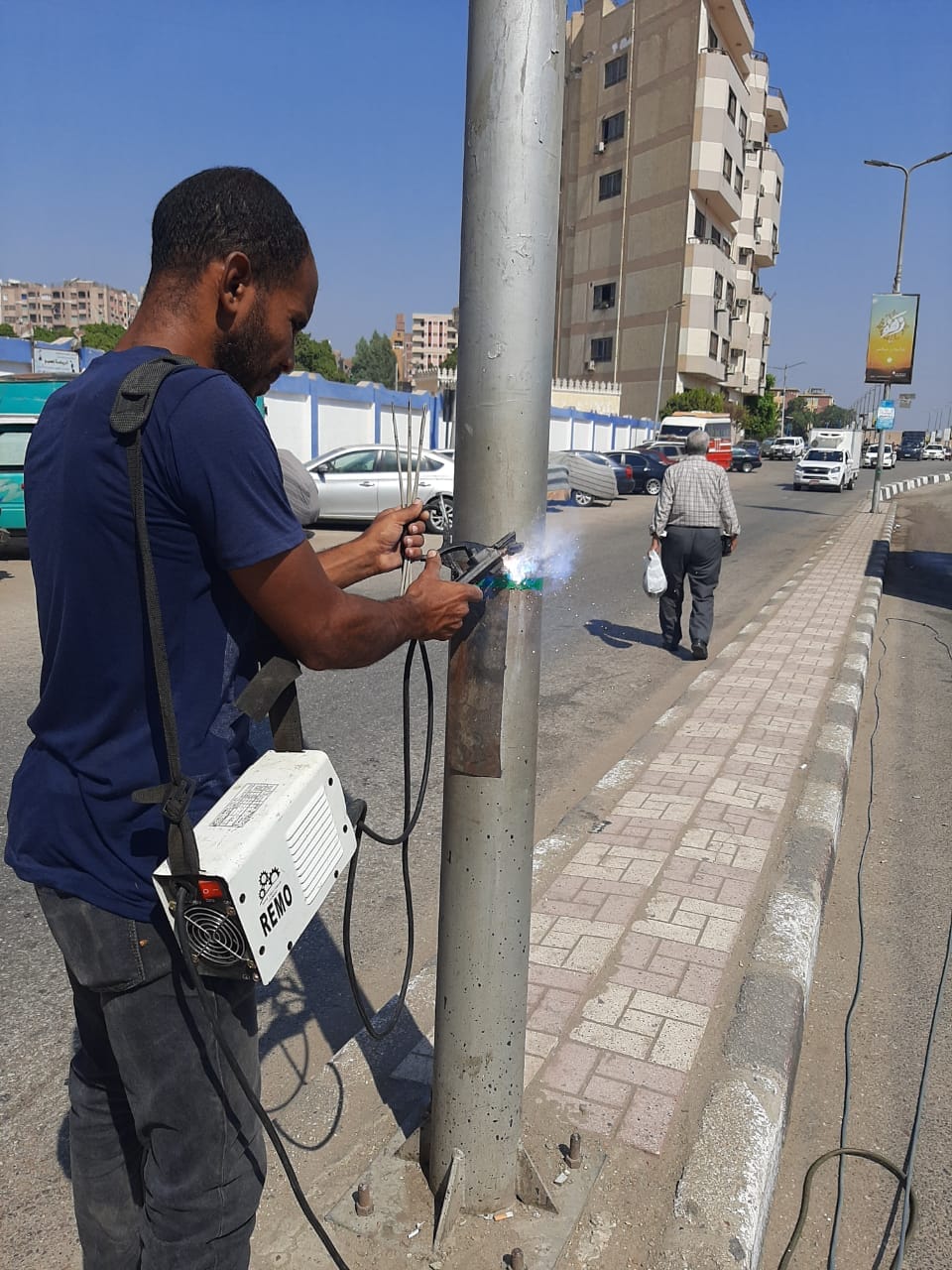 حملة لمراجعة وغلق وتحسين أبواب أعمدة الإنارة في حي شرق اسيوط