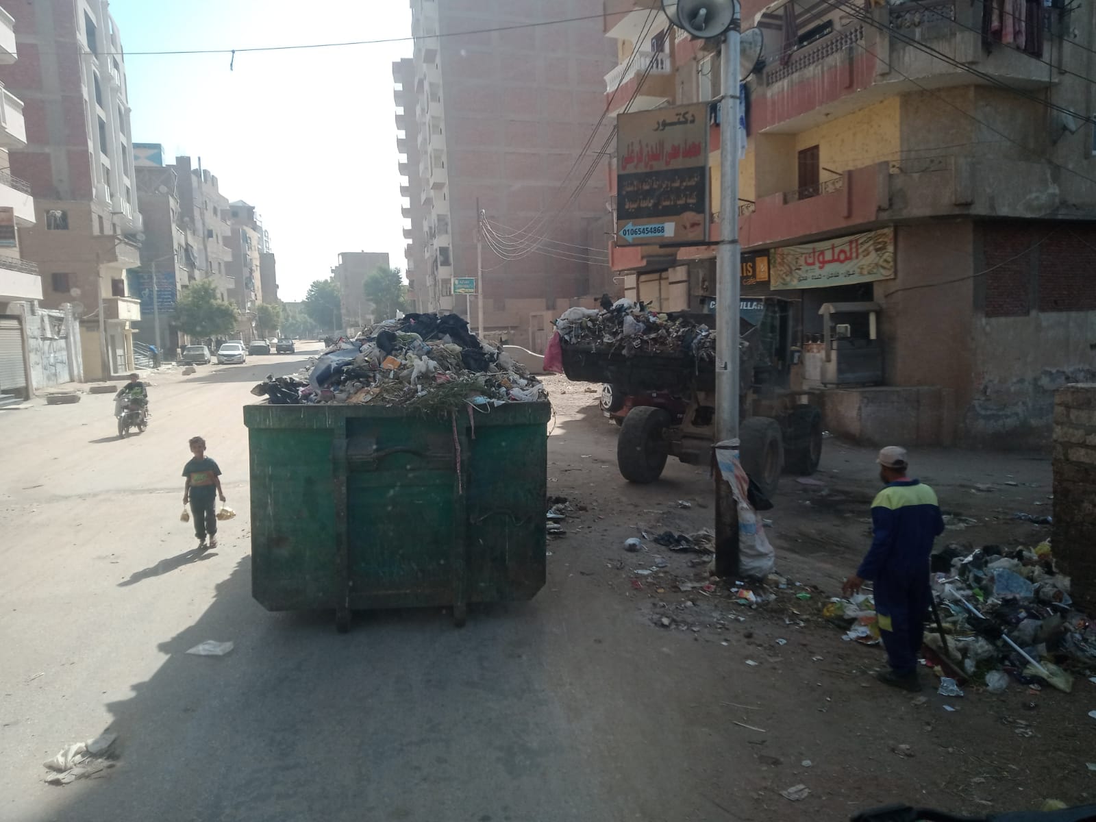 حملة لرفع المخلفات من شوارع  منطقه الوليديه والحمراء بحي شرق اسيوط