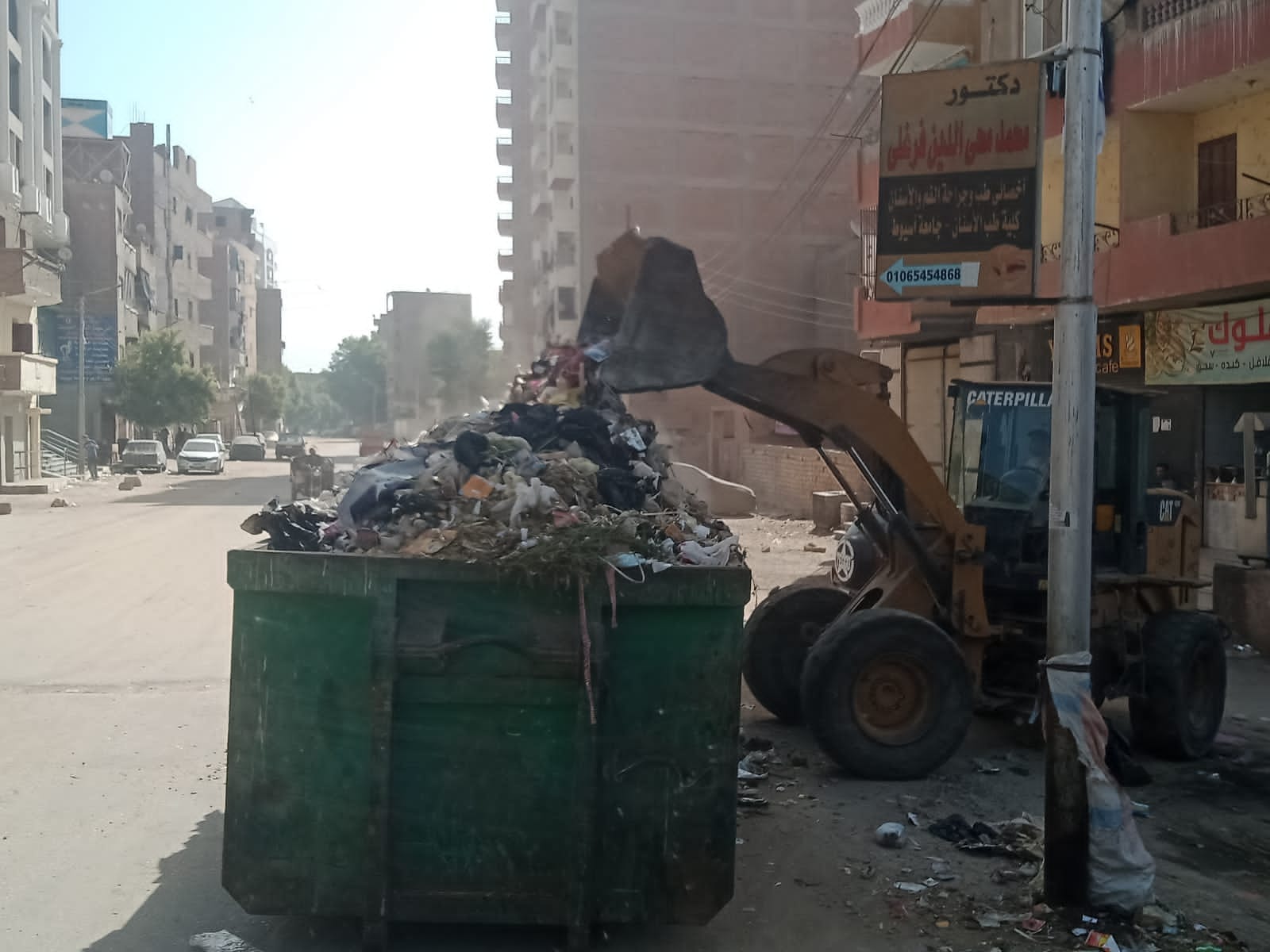 حملة لرفع المخلفات من شوارع  منطقه الوليديه والحمراء بحي شرق اسيوط