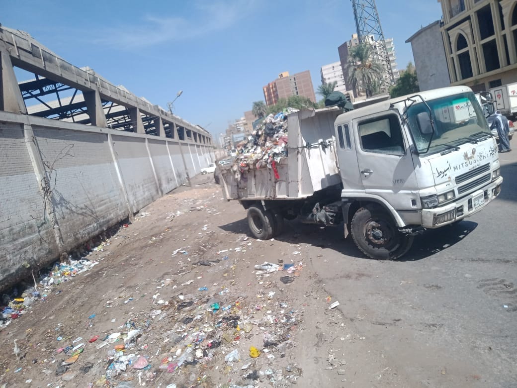 حملة لرفع المخلفات من شوارع  منطقه الوليديه والحمراء بحي شرق اسيوط