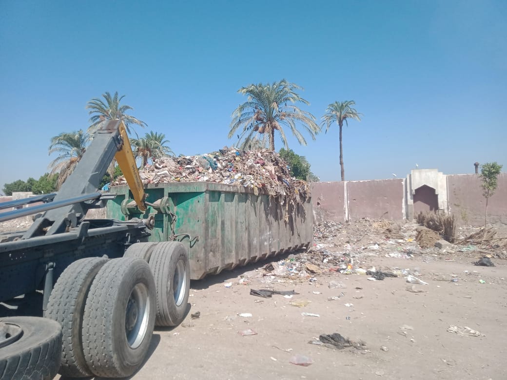 حملة لرفع المخلفات من شوارع  منطقه الوليديه والحمراء بحي شرق اسيوط