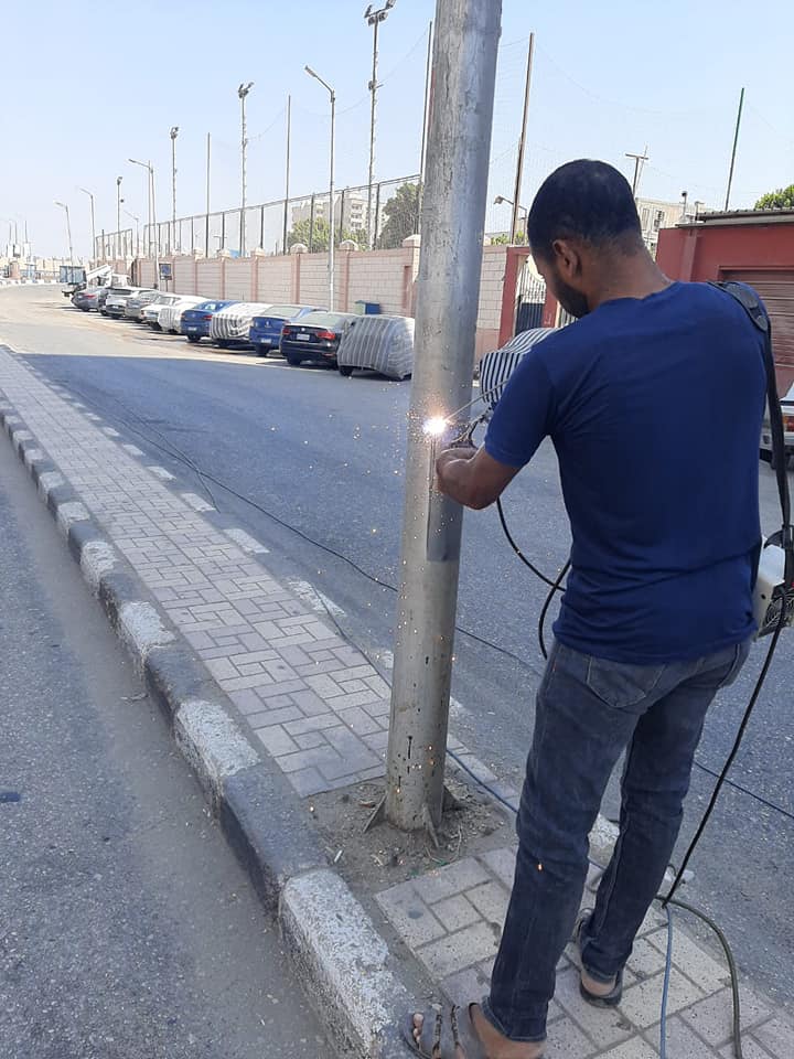 حملة لمراجعة وغلق وتحسين أبواب أعمدة الإنارة في حي شرق اسيوط