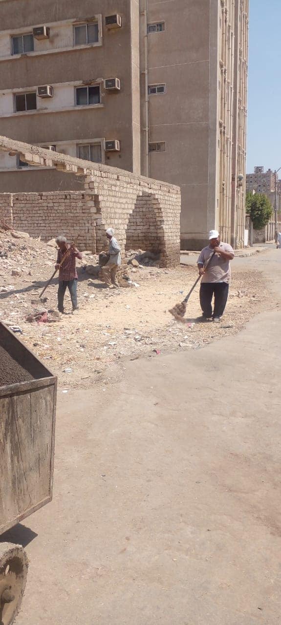 حملة لرفع وتنظيف المخلفات والأتربة في حي غرب اسيوط