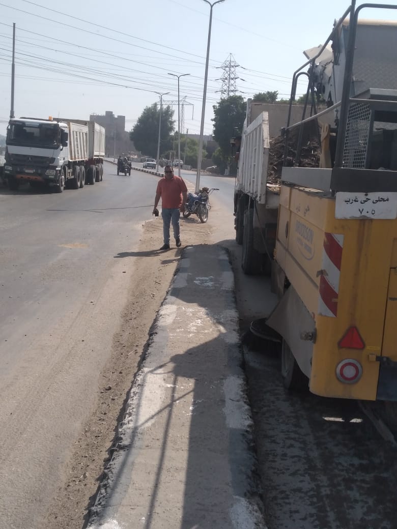 حملة لرفع وتنظيف المخلفات والأتربة في حي غرب اسيوط