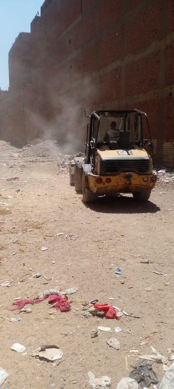 حملة لرفع وتنظيف المخلفات والأتربة في حي غرب اسيوط
