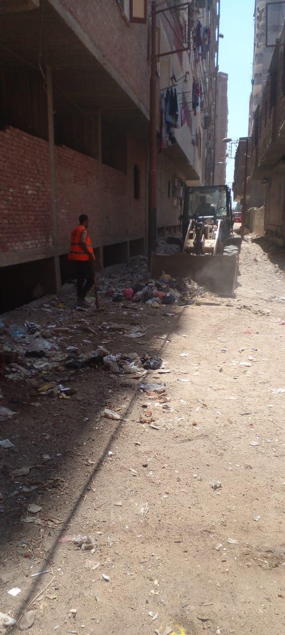 حملة لرفع وتنظيف المخلفات والأتربة في حي غرب اسيوط