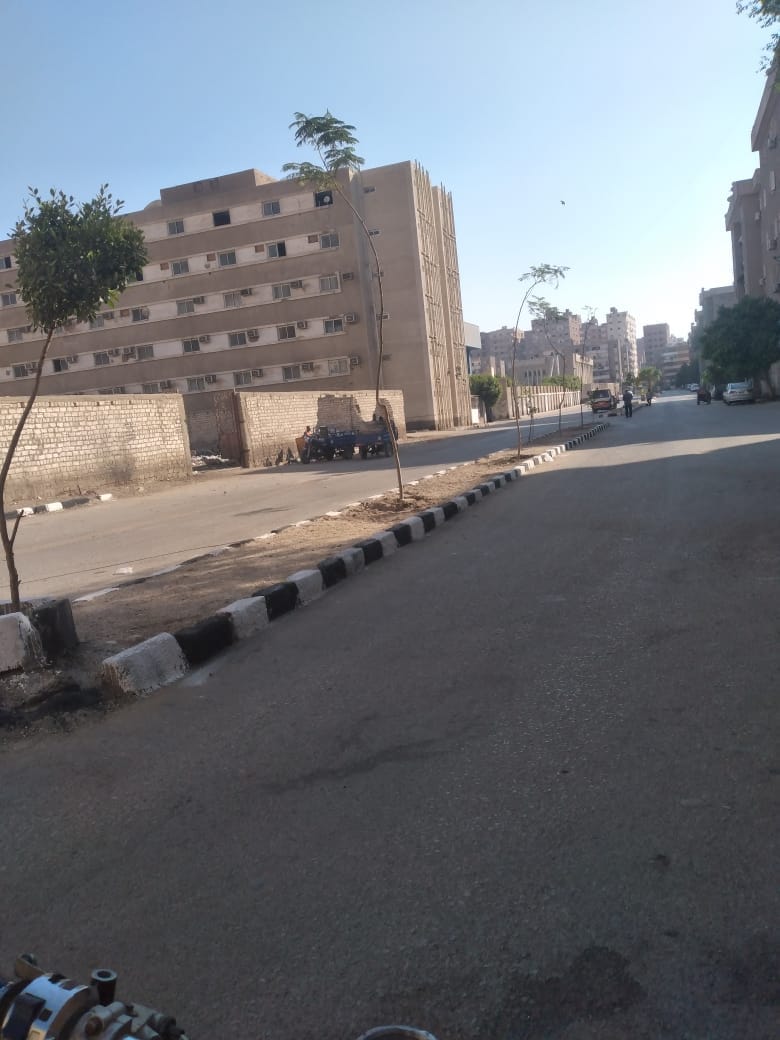 حملة لرفع وتنظيف المخلفات والأتربة في حي غرب اسيوط