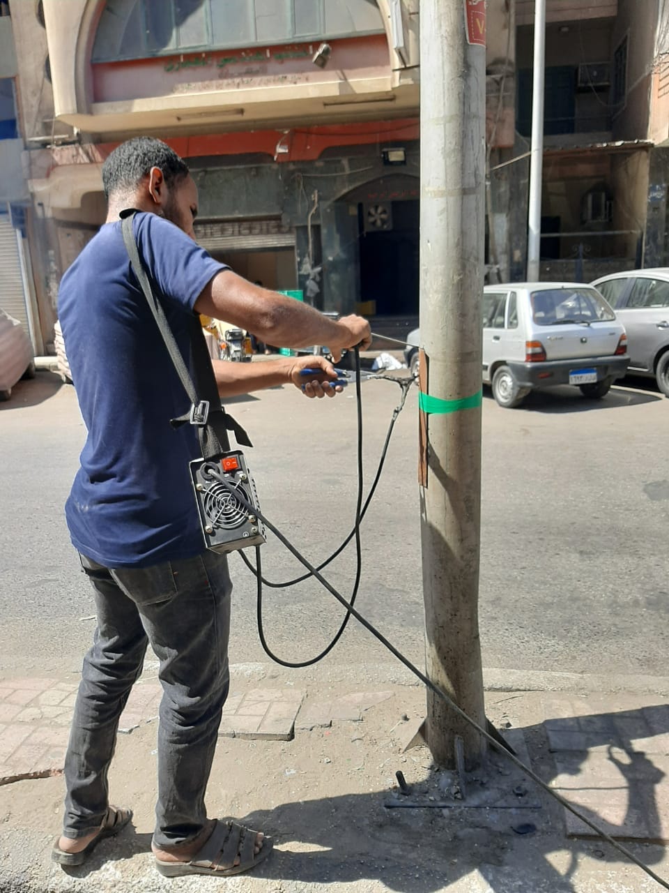 حملة لمراجعة وغلق وتحسين أبواب أعمدة الإنارة في حي شرق اسيوط