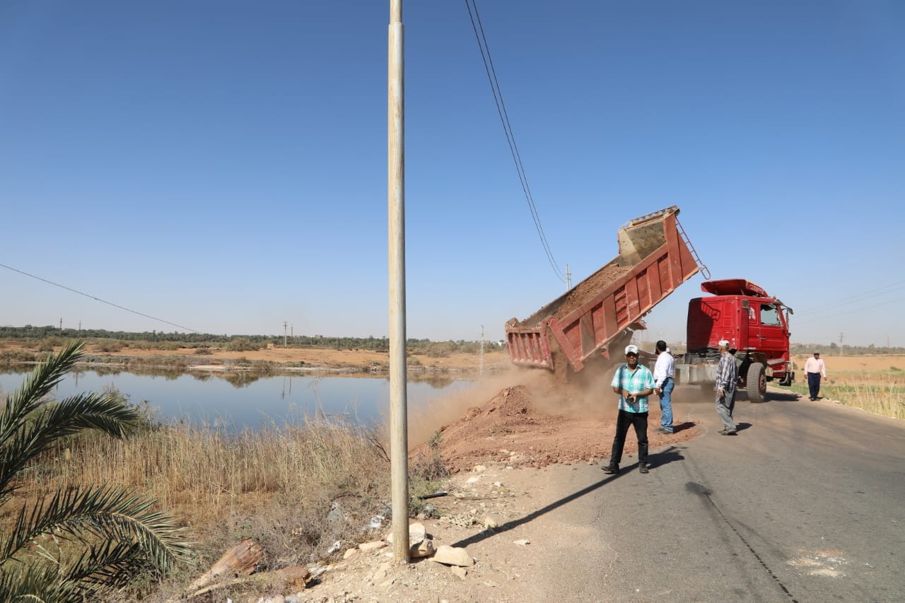 محافظ الوادي الجديد يتفقّد أعمال توسعة طريق الدهوس القلمون