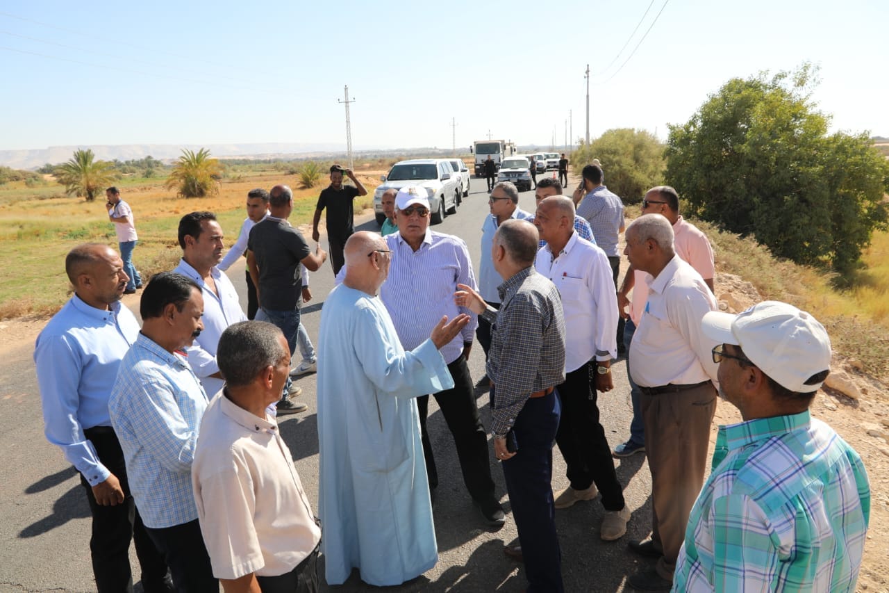 محافظ الوادي الجديد يتفقّد أعمال توسعة طريق الدهوس القلمون