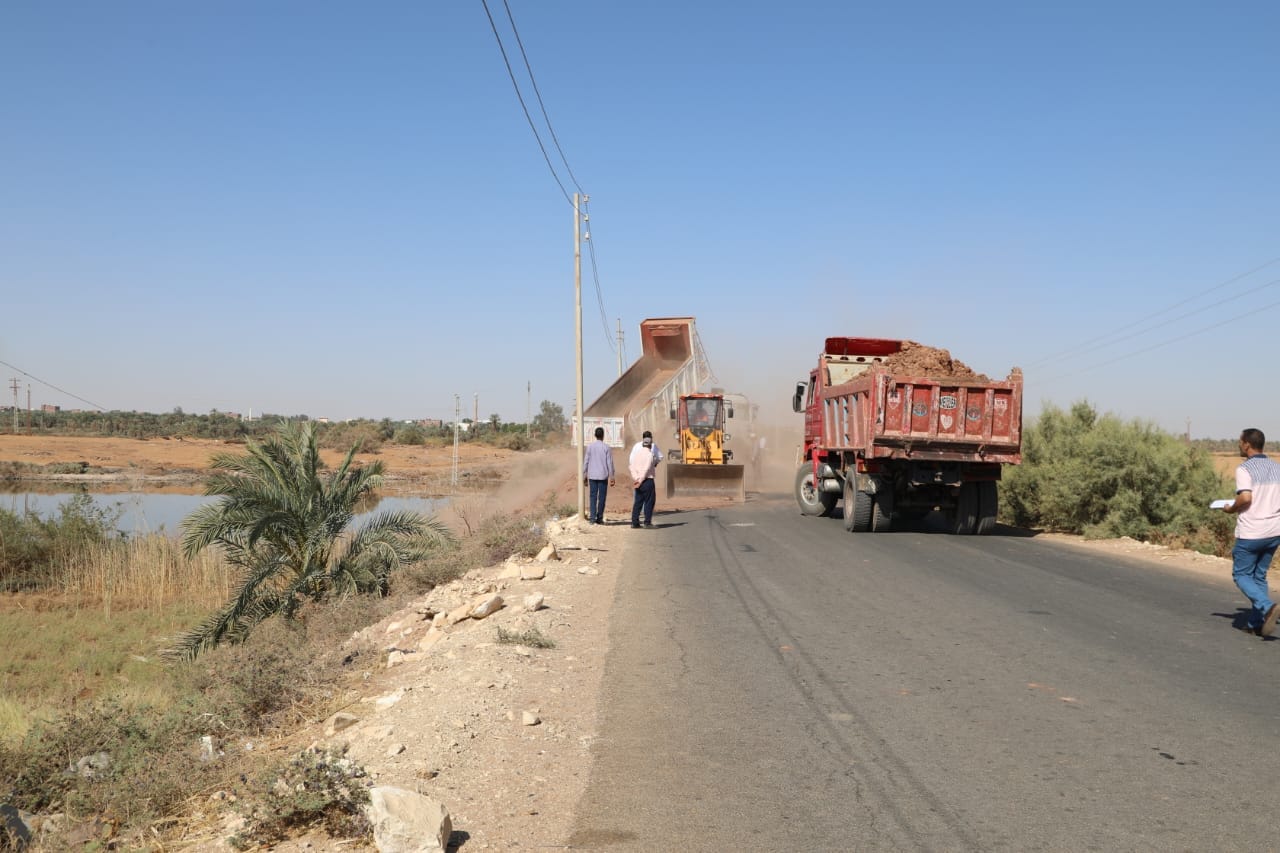 محافظ الوادي الجديد يتفقّد أعمال توسعة طريق الدهوس القلمون