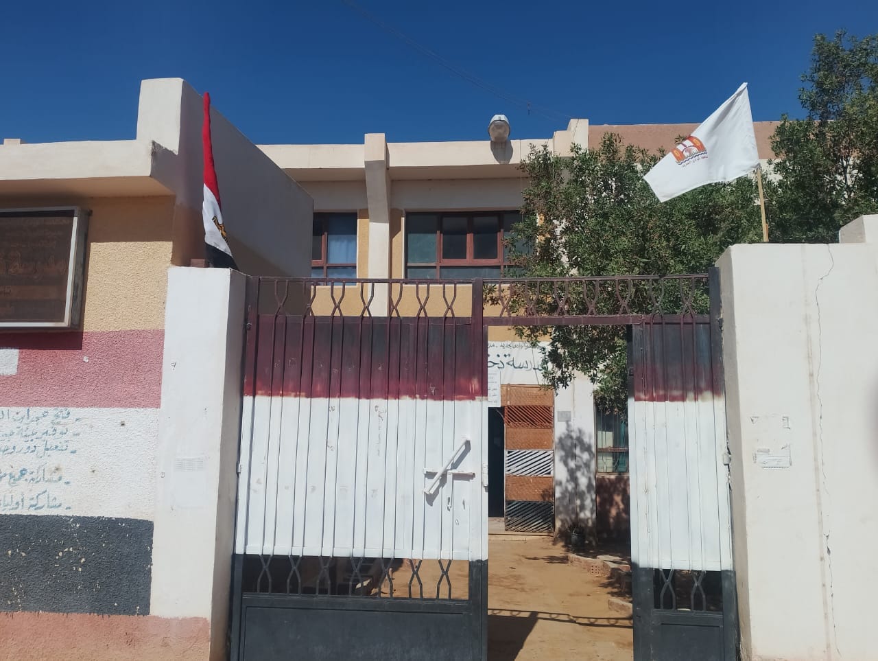 وكيل التعليم بالوادي الجديد يتابع استعداد المدارس لاستقبال الطلاب بادارة بلاط التعليمية