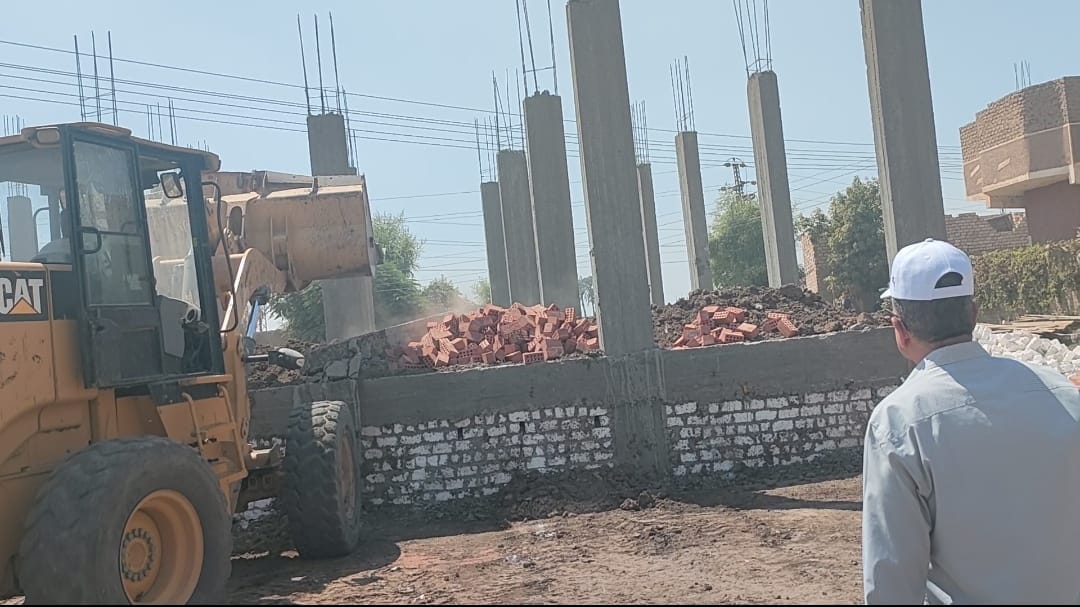 إزالة 4 حالات تعدي على أراضي زراعيه بالقوصية أسيوط