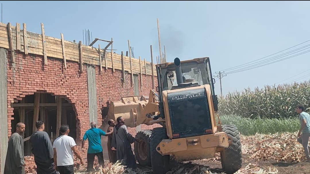 إزالة 4 حالات تعدي على أراضي زراعيه بالقوصية أسيوط