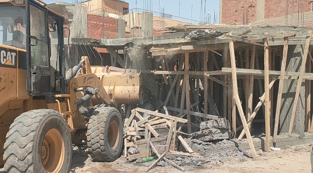 إزالة 4 حالات تعدي على أراضي زراعيه بالقوصية أسيوط