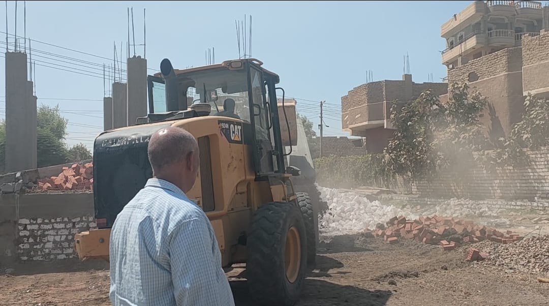 إزالة 4 حالات تعدي على أراضي زراعيه بالقوصية أسيوط