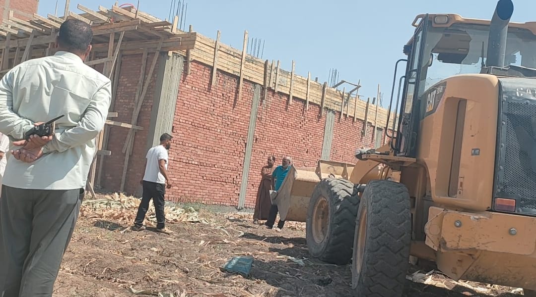 إزالة 4 حالات تعدي على أراضي زراعيه بالقوصية أسيوط