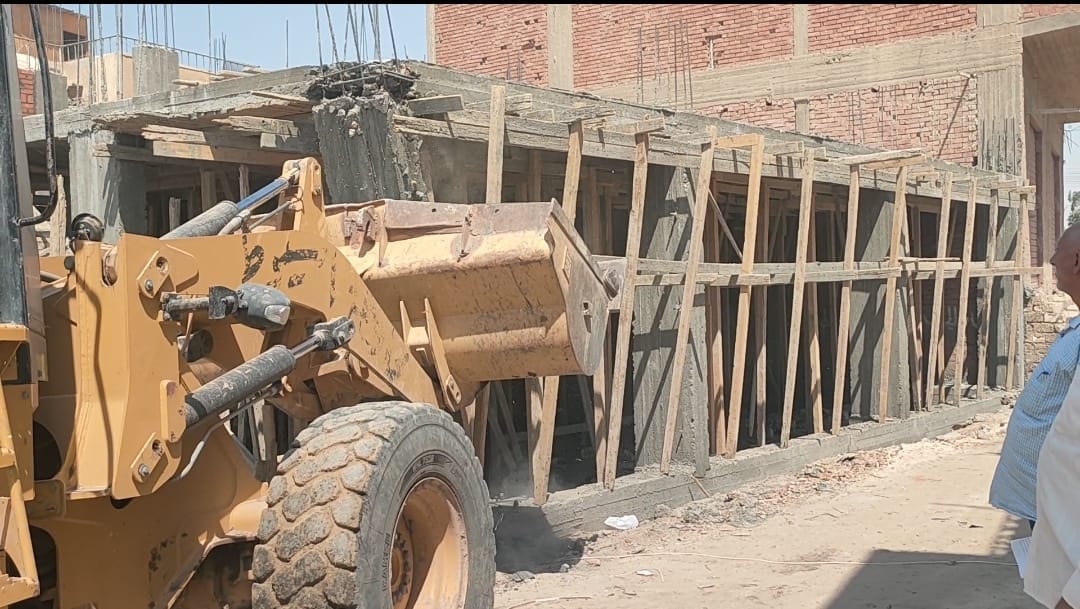 إزالة 4 حالات تعدي على أراضي زراعيه بالقوصية أسيوط