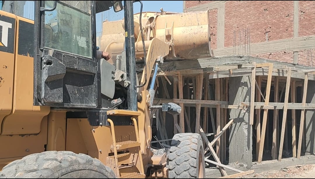 إزالة 4 حالات تعدي على أراضي زراعيه بالقوصية أسيوط