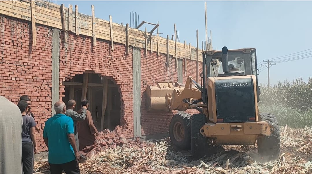 إزالة 4 حالات تعدي على أراضي زراعيه بالقوصية أسيوط