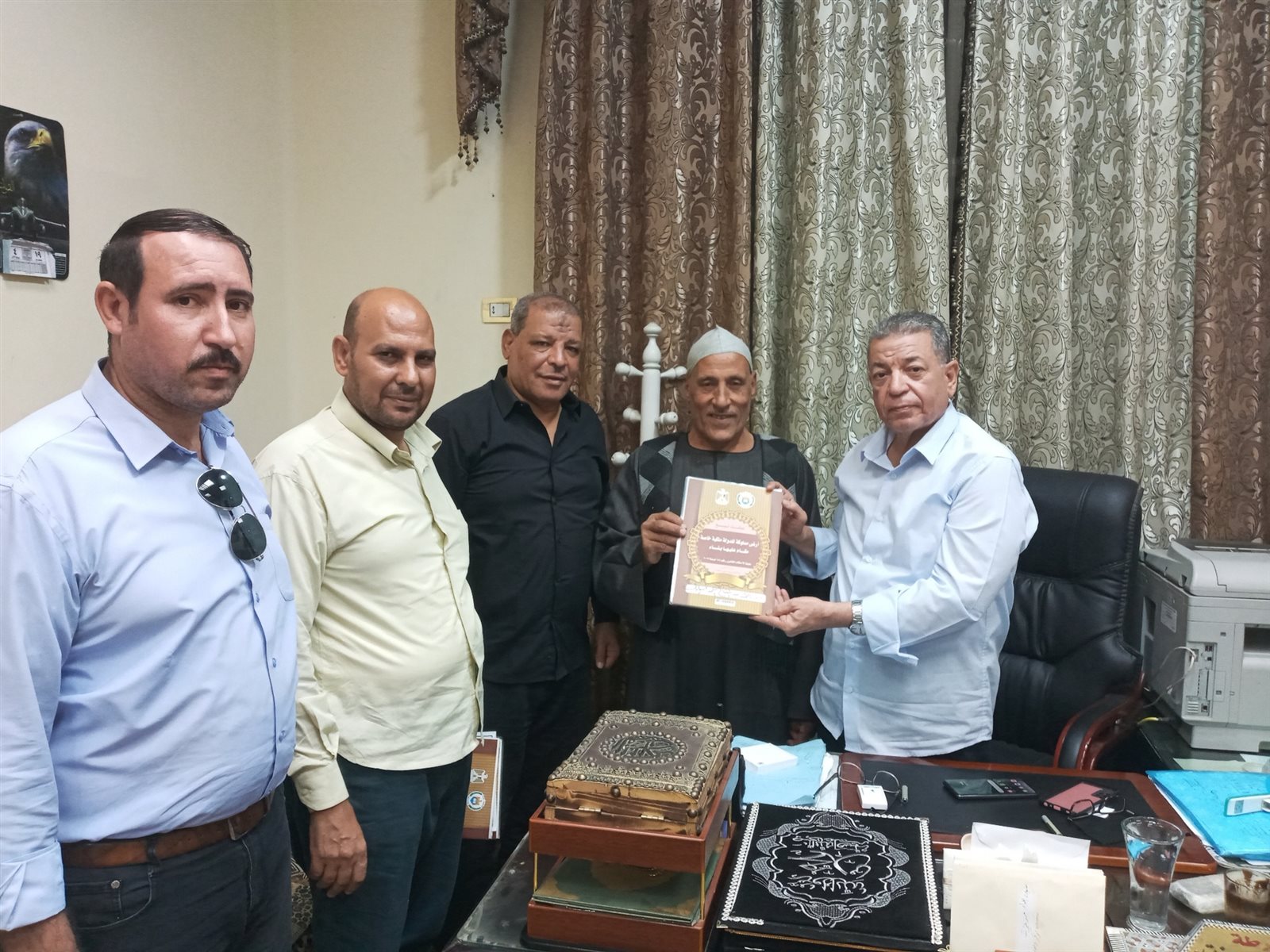 رئيس مركز ومدينة القوصية يسلم تسعة عقود تقنين أراضي أملاك الدولة