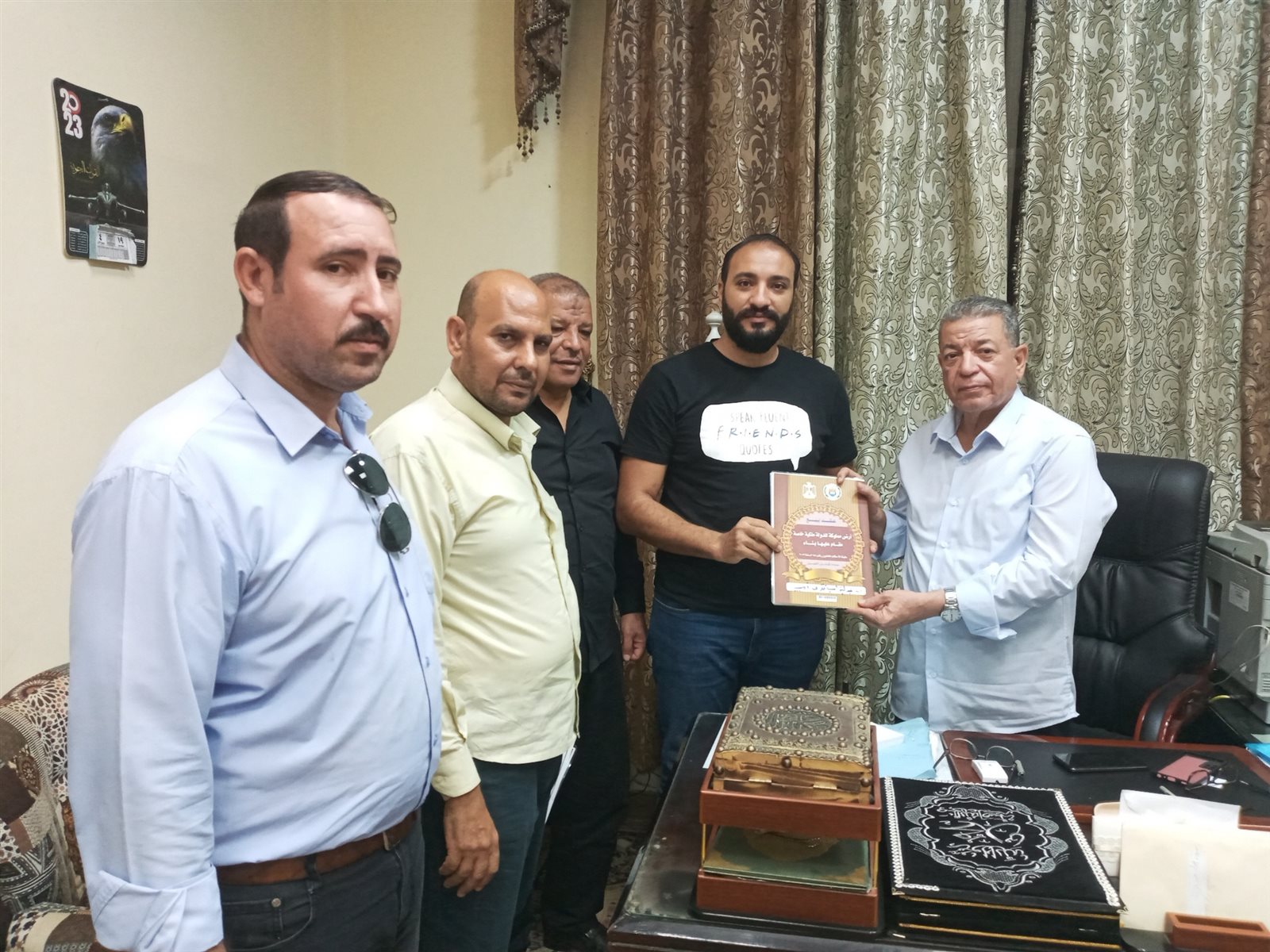 رئيس مركز ومدينة القوصية يسلم تسعة عقود تقنين أراضي أملاك الدولة