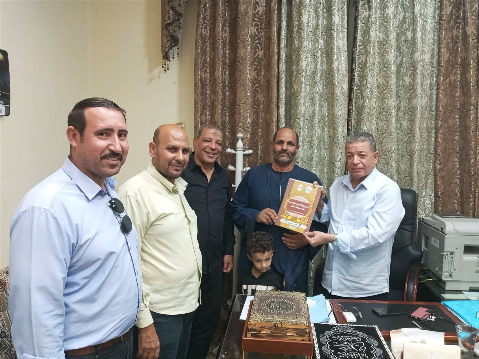 رئيس مركز ومدينة القوصية يسلم تسعة عقود تقنين أراضي أملاك الدولة