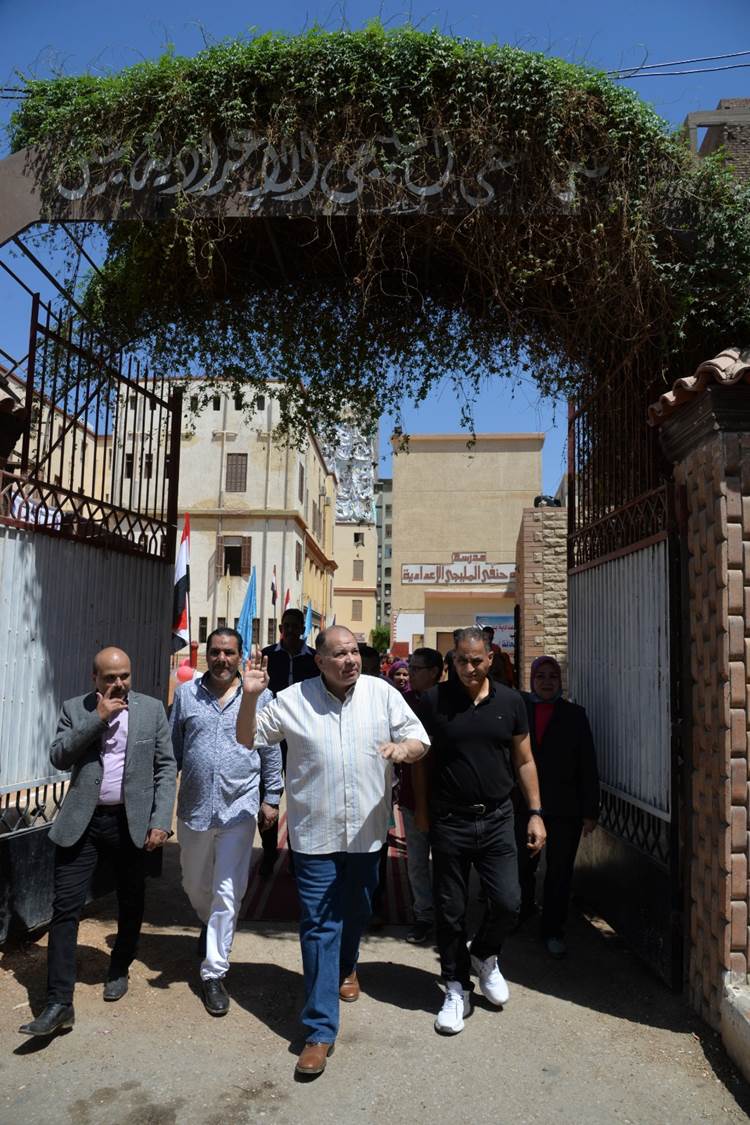 محافظ أسيوط يتفقد الاستعدادات للعام الدراسي الجديد بمدرسة طه حنفى المليجي الإعدادية