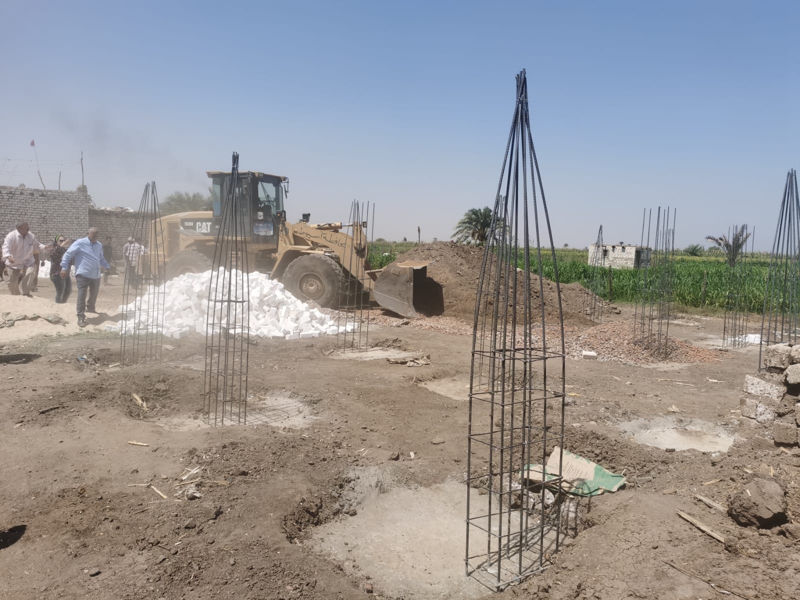 إزالة 11 حالة تعدي على أراضي زراعيه بالوحده المحليه بفزارة 