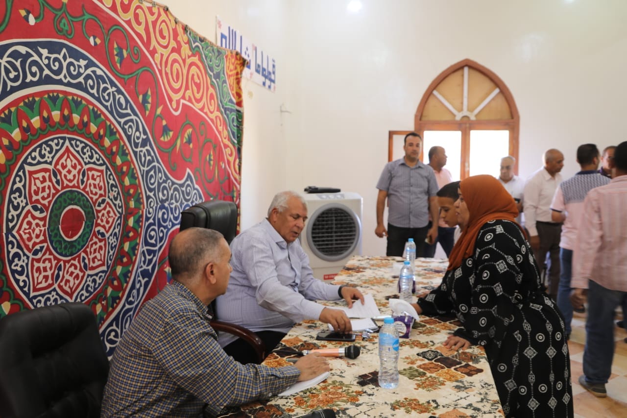 محافظ الوادي الجديد يعقدُ لقاءً جماهيريًا مع أهالي 