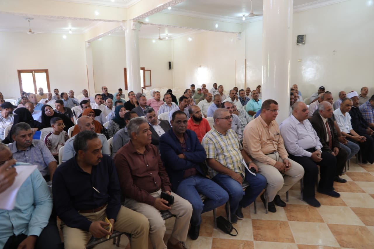 محافظ الوادي الجديد يعقدُ لقاءً جماهيريًا مع أهالي 