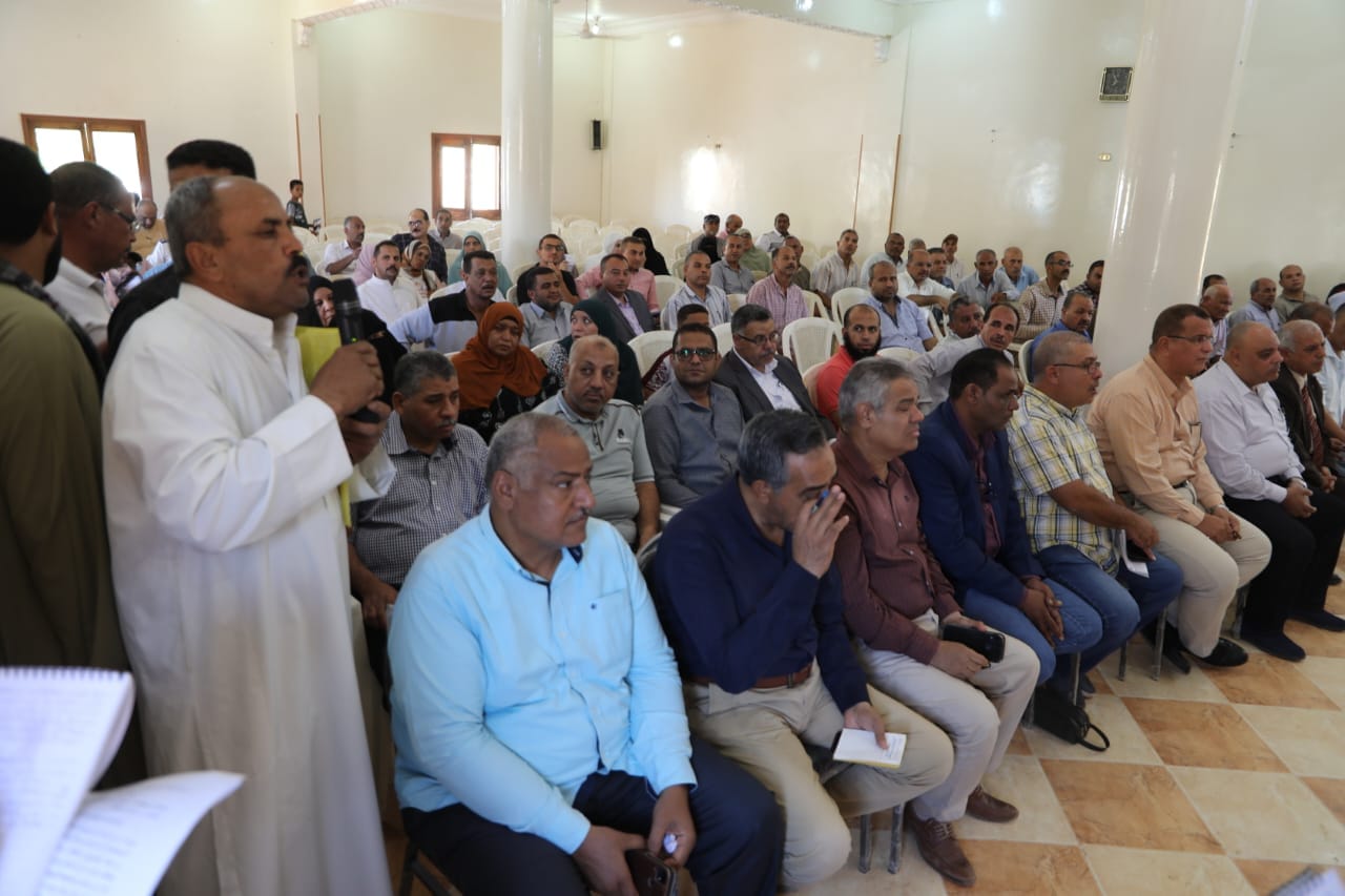 محافظ الوادي الجديد يعقدُ لقاءً جماهيريًا مع أهالي 