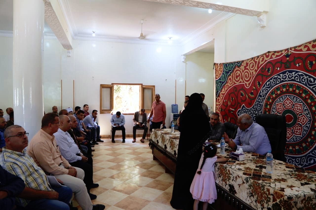 محافظ الوادي الجديد يعقدُ لقاءً جماهيريًا مع أهالي 
